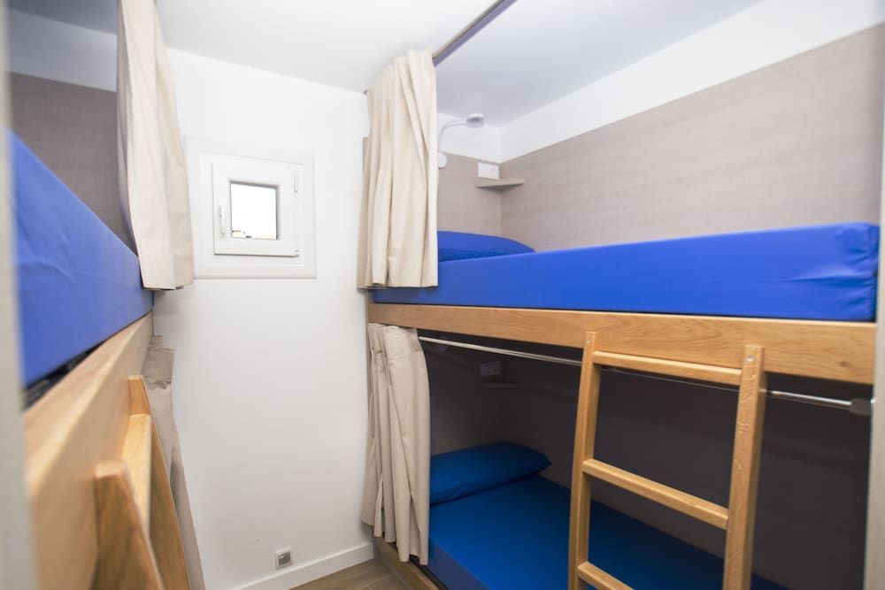 Hostel Albergue O Mesón Shared Dormitory, Mixed Dorm (1 bed in 8 - Bed Dormitory Room) 2