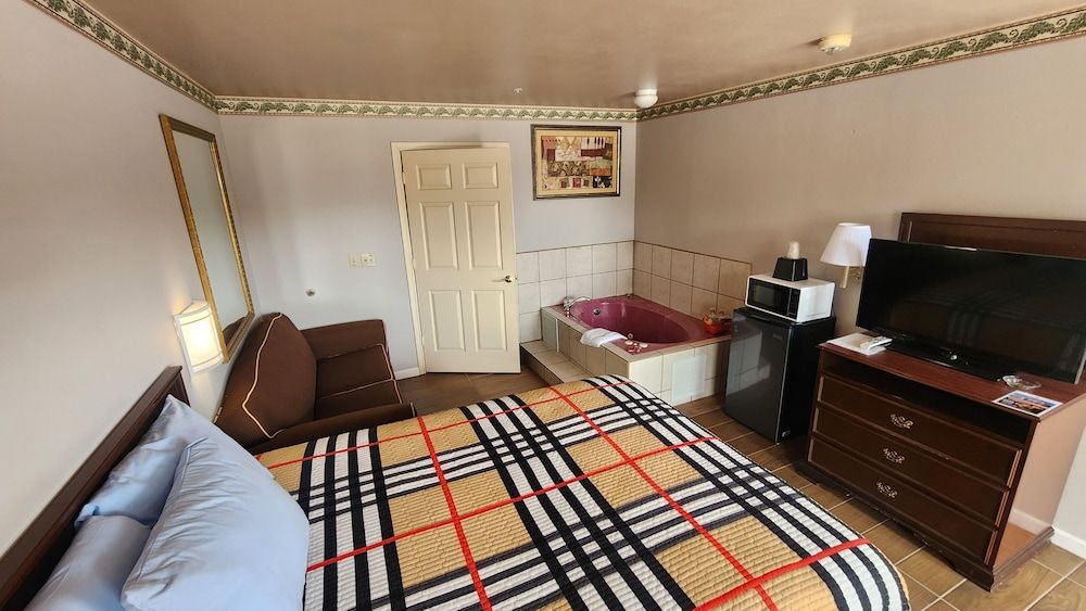 Room, 1 King Bed, Smoking
