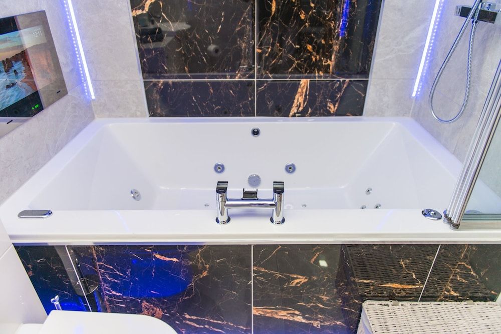 Sawrey Serviced Apartments Superior Suite, Ensuite 13