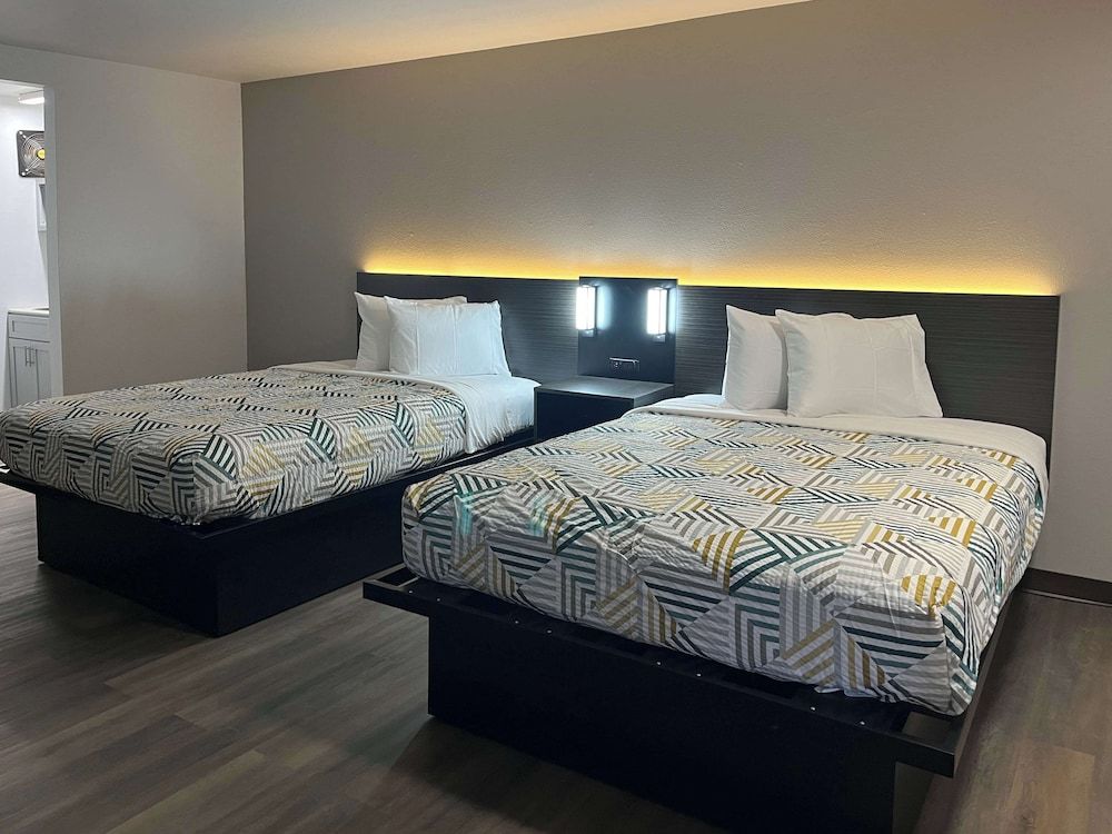 Motel 6 Artesia, NM Deluxe Room, 2 Queen Beds, Non Smoking, Kitchenette 4