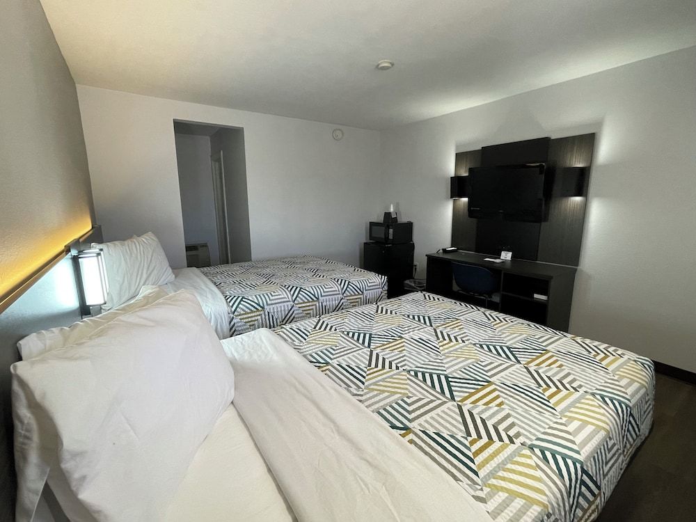 Motel 6 Artesia, NM Deluxe Room, 2 Double Beds, Non Smoking, Refrigerator & Microwave 3