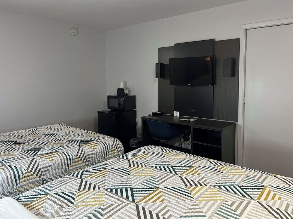 Motel 6 Artesia, NM Deluxe Room, 2 Double Beds, Non Smoking, Refrigerator & Microwave 5