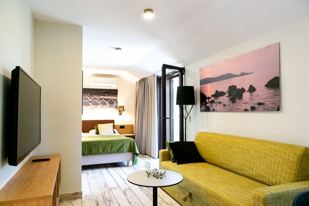 Suite Deluxe with terrace, outdoor hot tub and sea side view