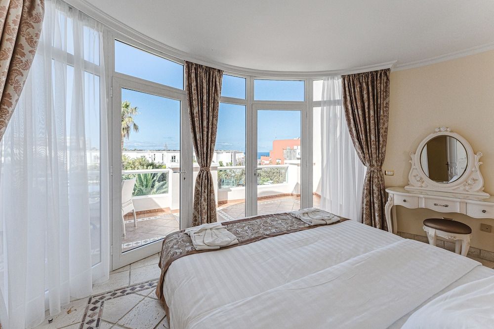 Flamingo Suites Boutique Hotel Deluxe Suite, 1 Bedroom, Private Pool 2