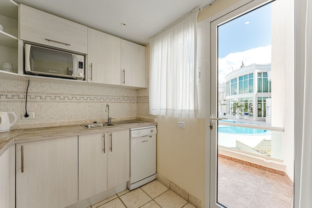 Flamingo Suites Boutique Hotel Deluxe Suite, 1 Bedroom, Private Pool 4