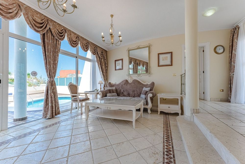 Flamingo Suites Boutique Hotel Deluxe Suite, 1 Bedroom, Private Pool 3