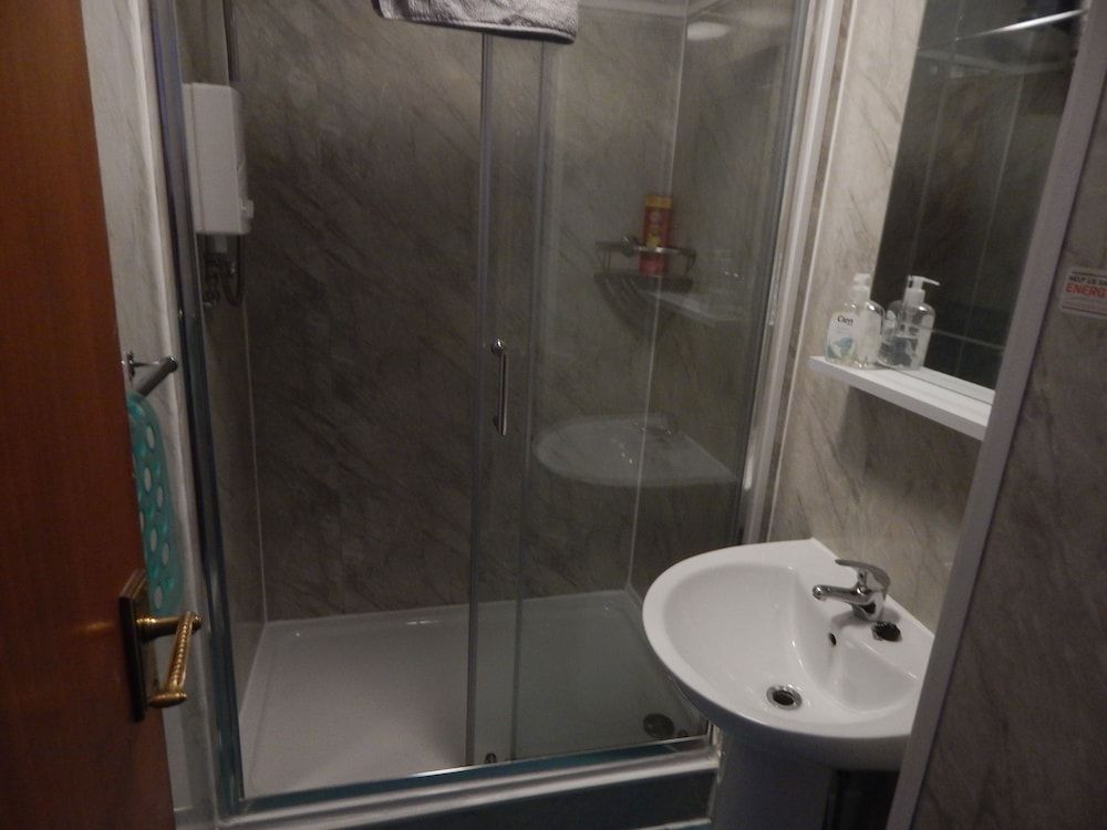 Llanryan Guest House Family Room 7