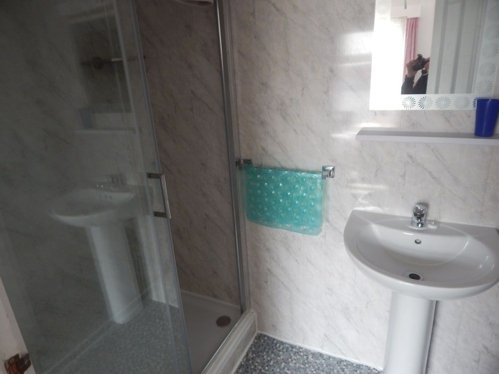 Llanryan Guest House Family Room 6