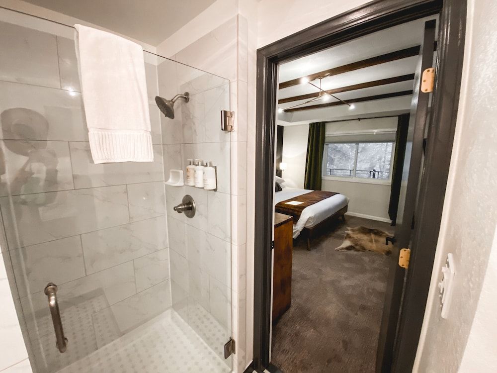 Juniper Mountain House Evergreen Deluxe King (Adults Only) 24