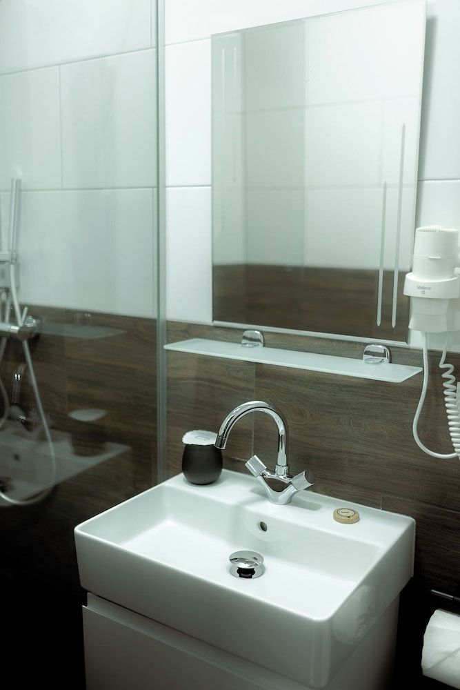 NED Hotel Economy Twin Room 5