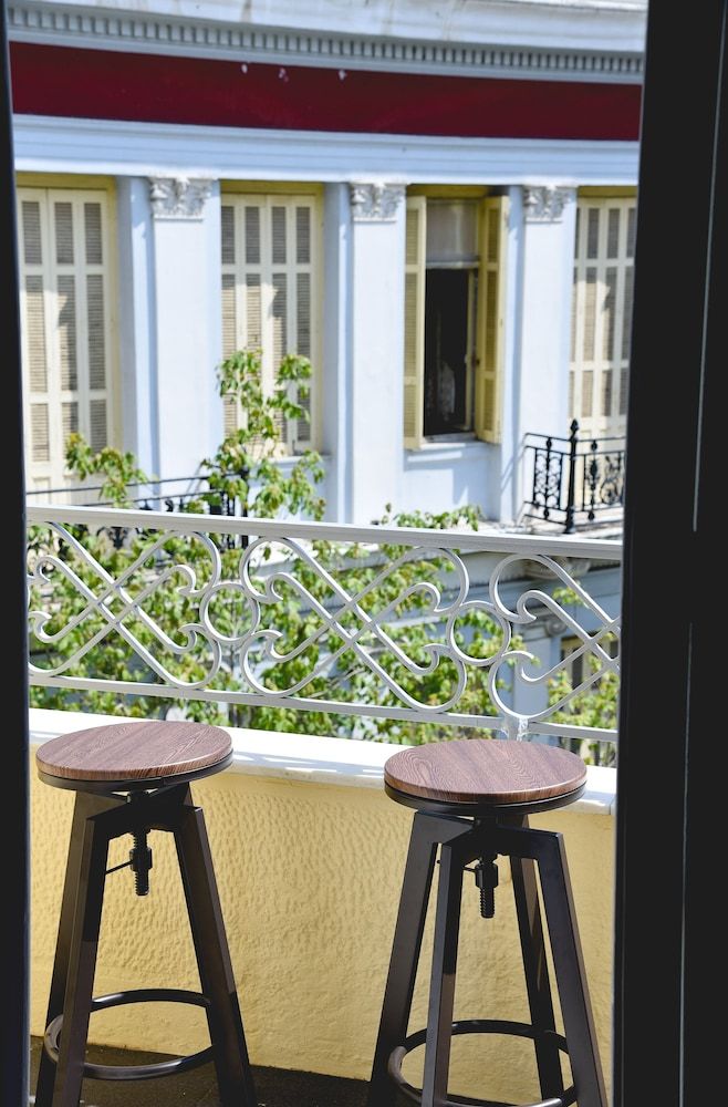 undefined Central 44 Wow Casual Suite 5