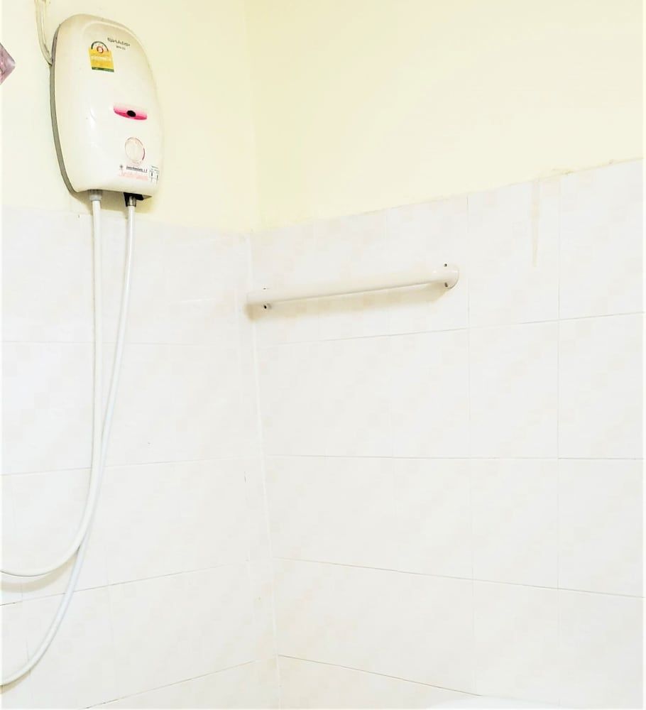 Baan Yuyuen Standard Triple Room 11