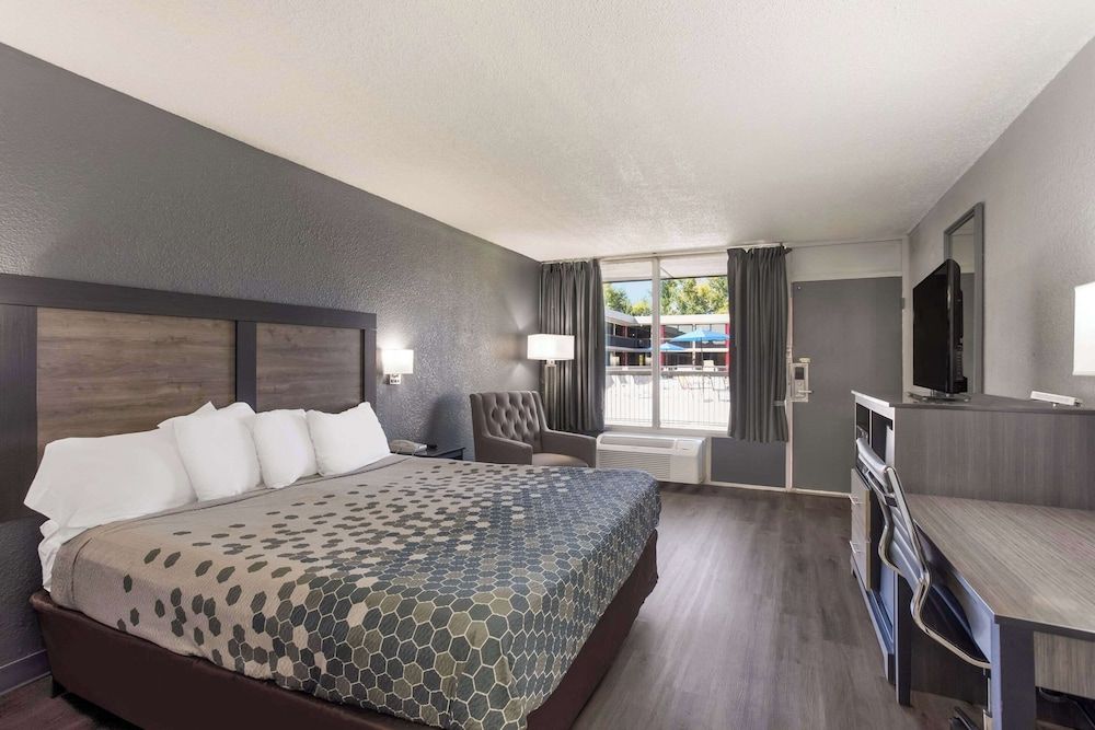 Econo Lodge Cave City Standard Room, 1 King Bed, Non Smoking 3