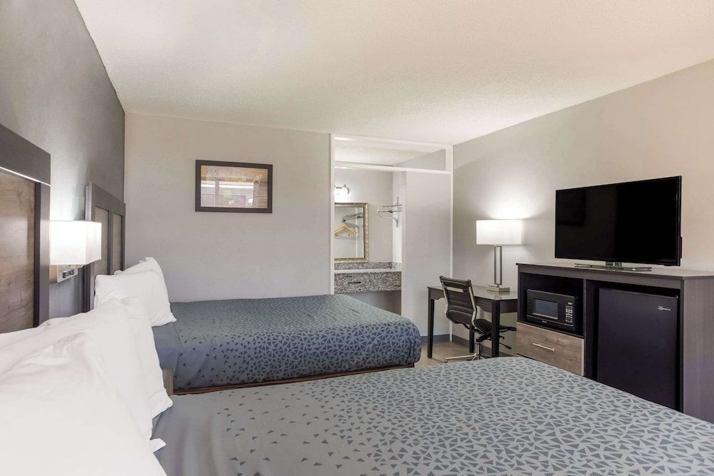 Econo Lodge Cave City Standard Room, 2 Double Beds, Non Smoking 3