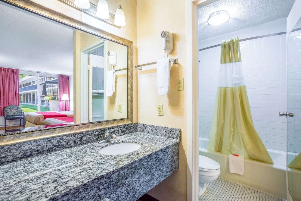 Econo Lodge Cave City Standard Room, 2 Double Beds, Non Smoking 6