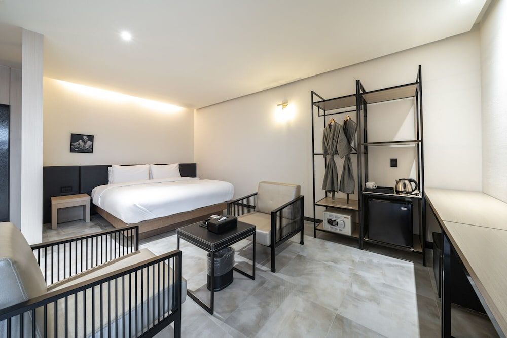 Jazz Around Hotel Signature Suite 2