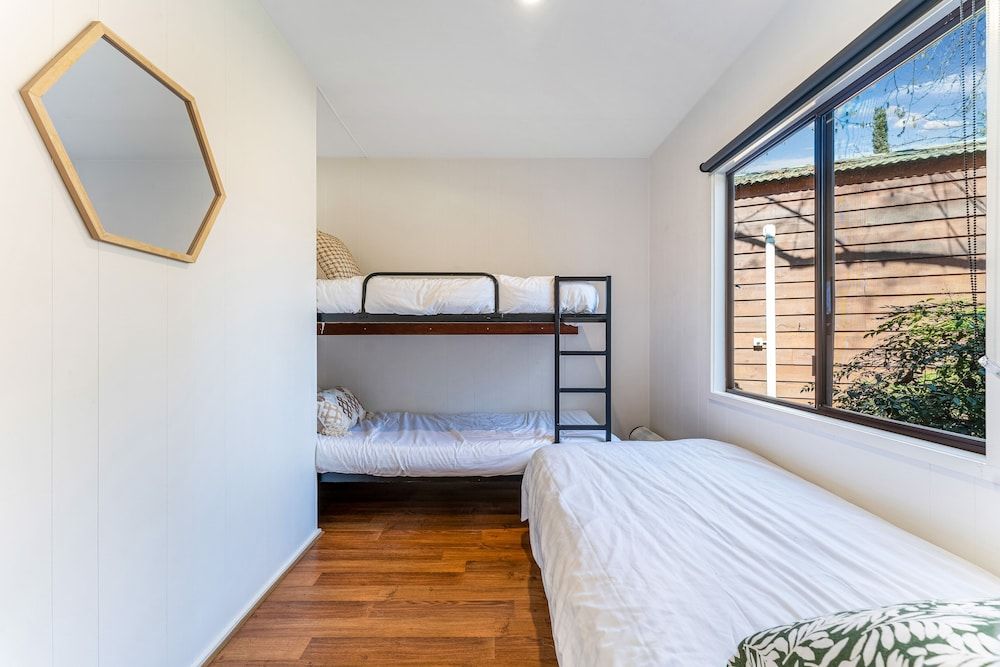 Big4 Tasman Holiday Parks - Bright Pet Friendly Two Bedroom Cabin 2