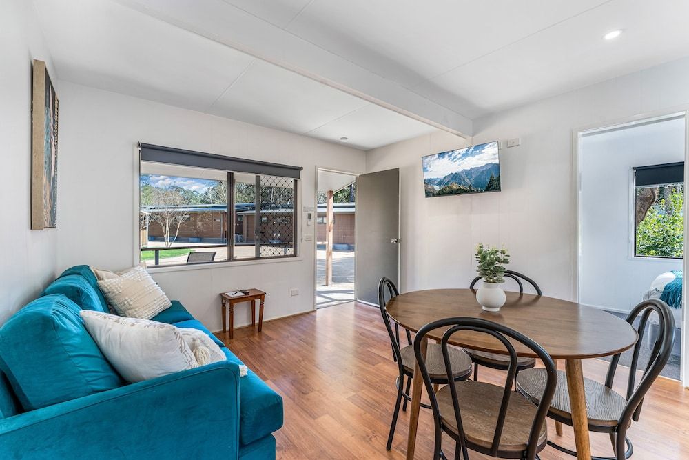 Big4 Tasman Holiday Parks - Bright Pet Friendly Two Bedroom Cabin 3