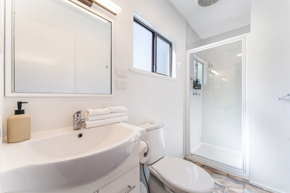 Big4 Tasman Holiday Parks - Bright Pet Friendly Two Bedroom Cabin 4