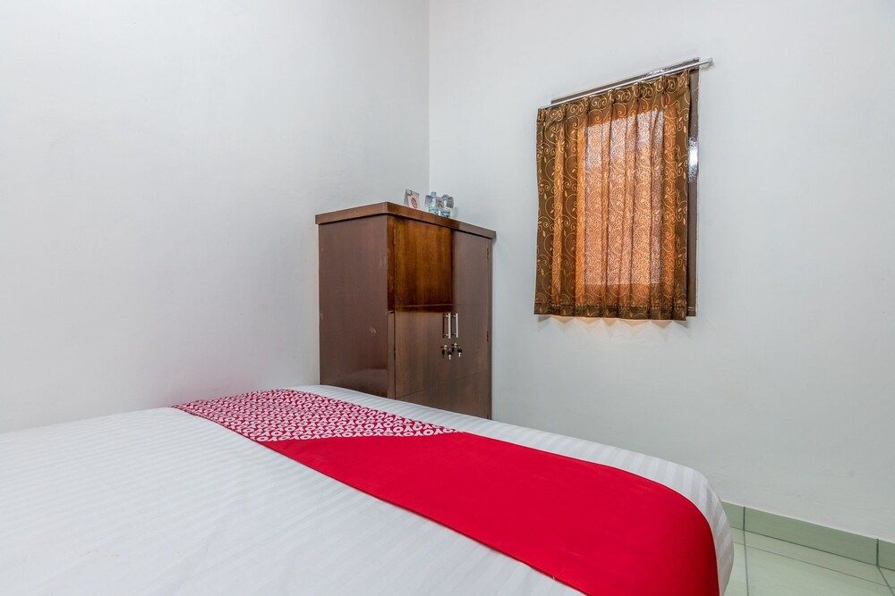 OYO 1082 Kost Arie 1 Standard Double Room 4
