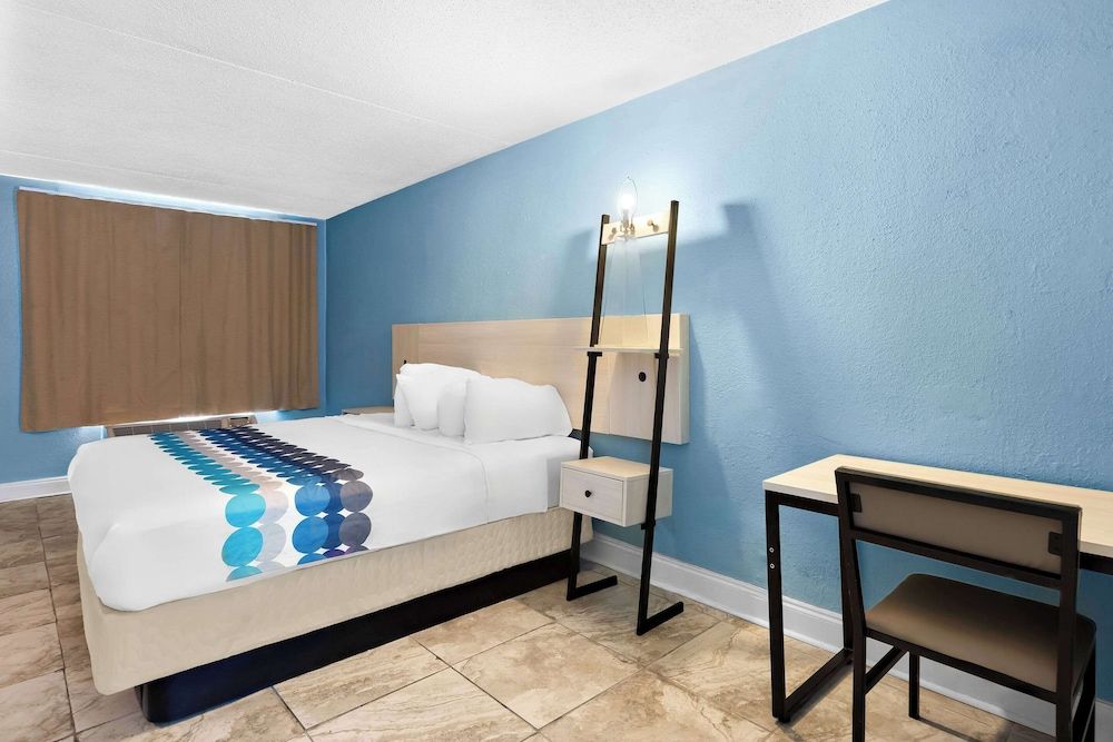 Suburban Studios Brunswick I-95 Standard Room, 1 King Bed, Non Smoking 3