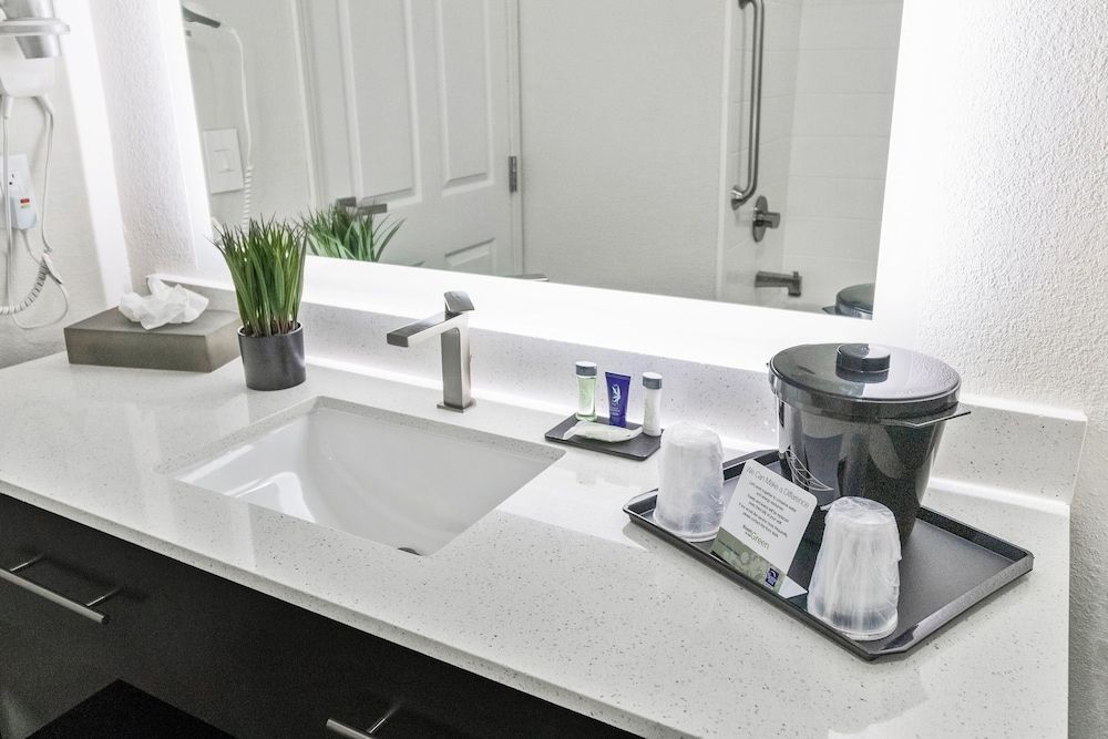 Suburban Studios Brunswick I-95 Standard Room, 1 King Bed, Non Smoking 6