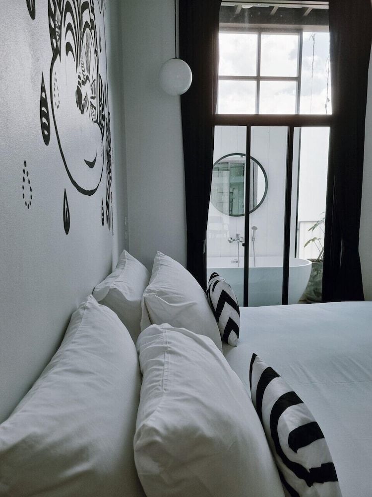 Blu Monkey Hub & Hotel Ranong Chimpanzee Bathpod Double bed and Bathtup