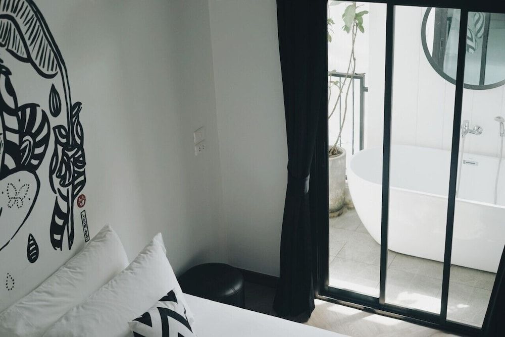 Blu Monkey Hub & Hotel Ranong Chimpanzee Bathpod Double bed and Bathtup 7