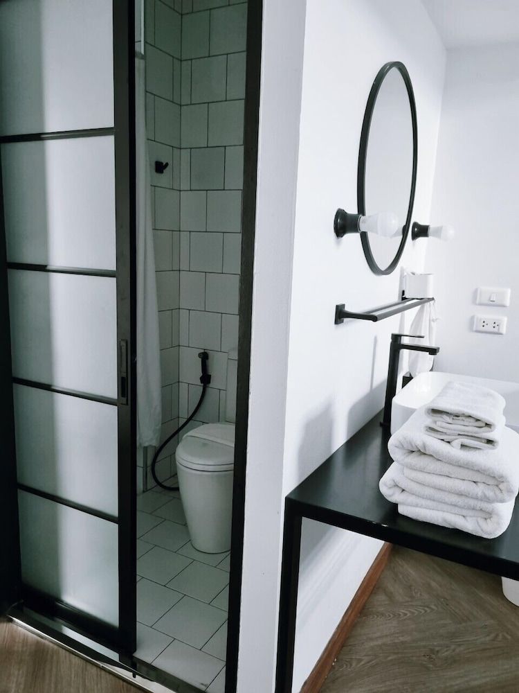 Blu Monkey Hub & Hotel Ranong Chimpanzee Bathpod Double bed and Bathtup 5