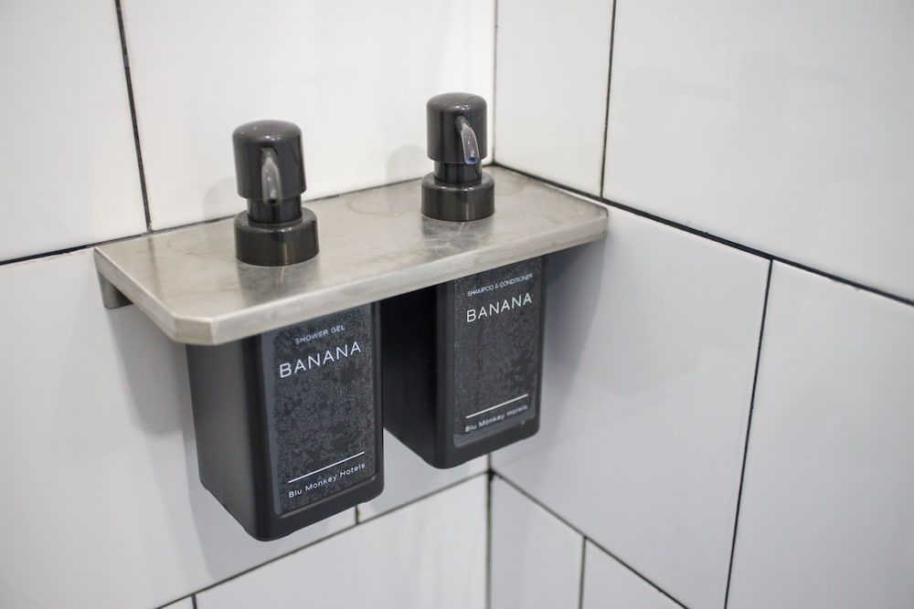 Blu Monkey Hub & Hotel Ranong Chimpanzee Bathpod Double bed and Bathtup 6