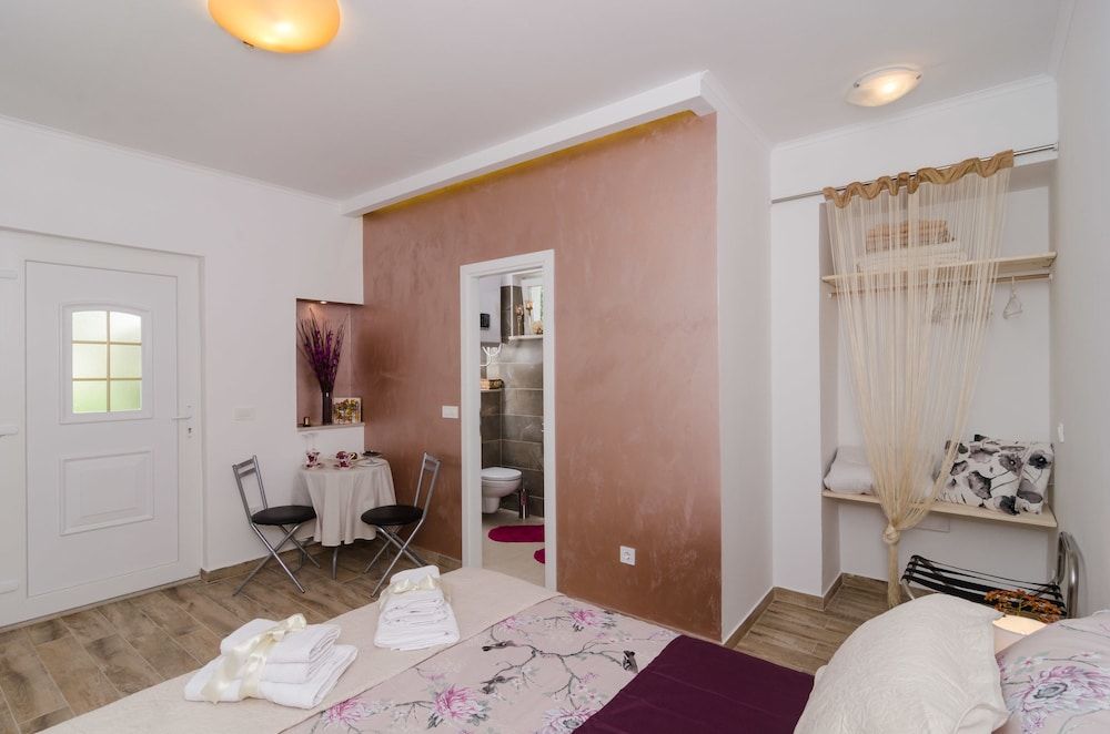 undefined Apartment & Room Lady O 5