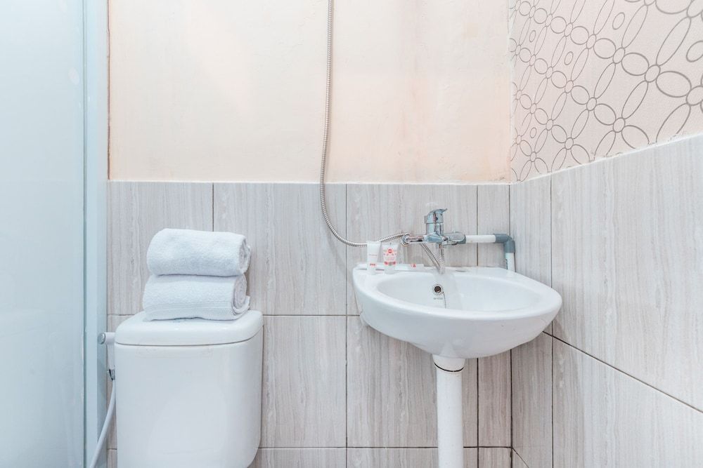 Super OYO 1868 J&b Room Pramuka Standard Double Room 8