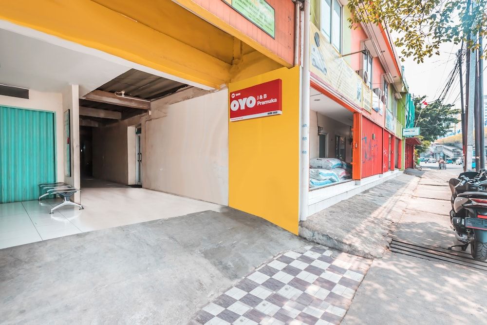 undefined Super OYO 1868 J&b Room Pramuka 3