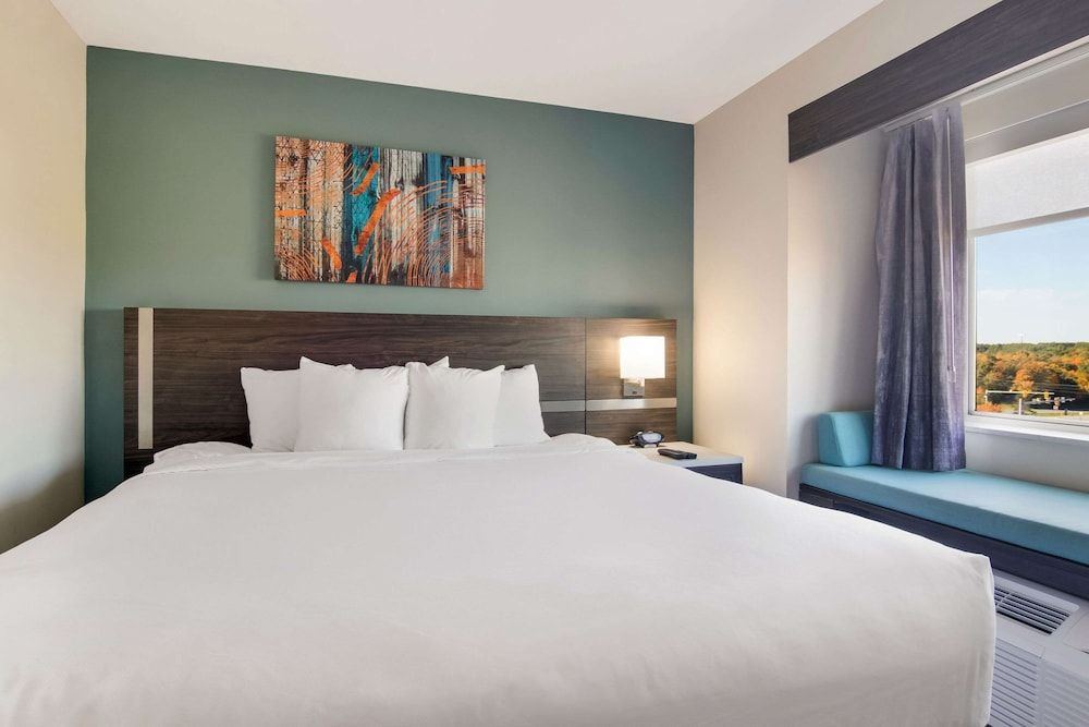 Suite, 1 Queen Bed with Sofa bed, Non Smoking