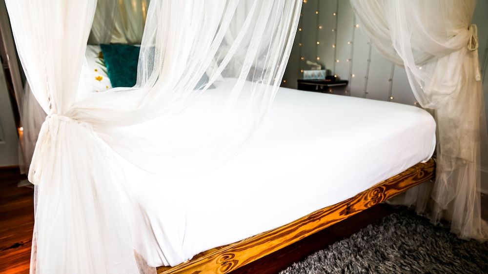 Honeymoon Suite w/ Private Sitting room and Private Bathroom, Swing Bed