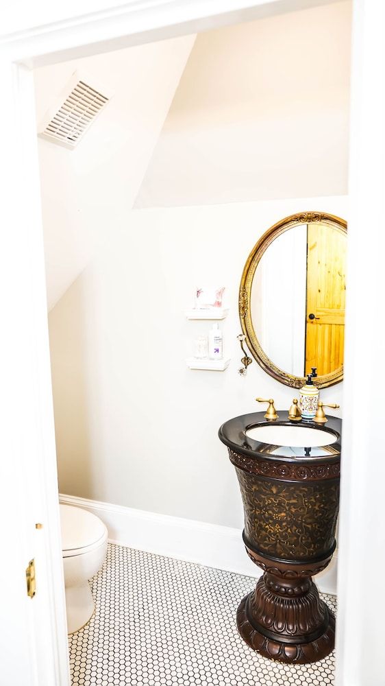 Isetta Inn (Boutique Inn) The Sacred Tower Room with Swing Bed and Shared Bath 12