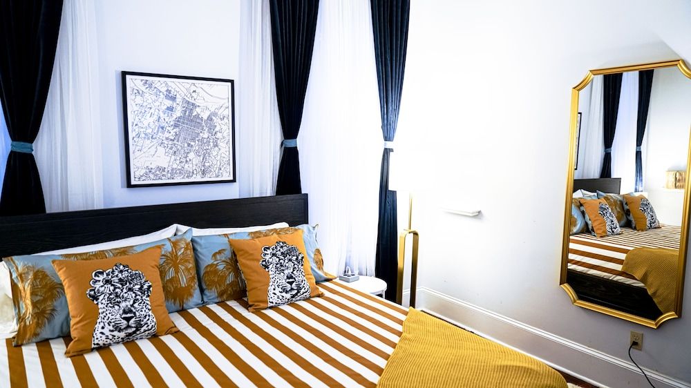 The Savannah Room, King Bed w/ Detached Bathroom