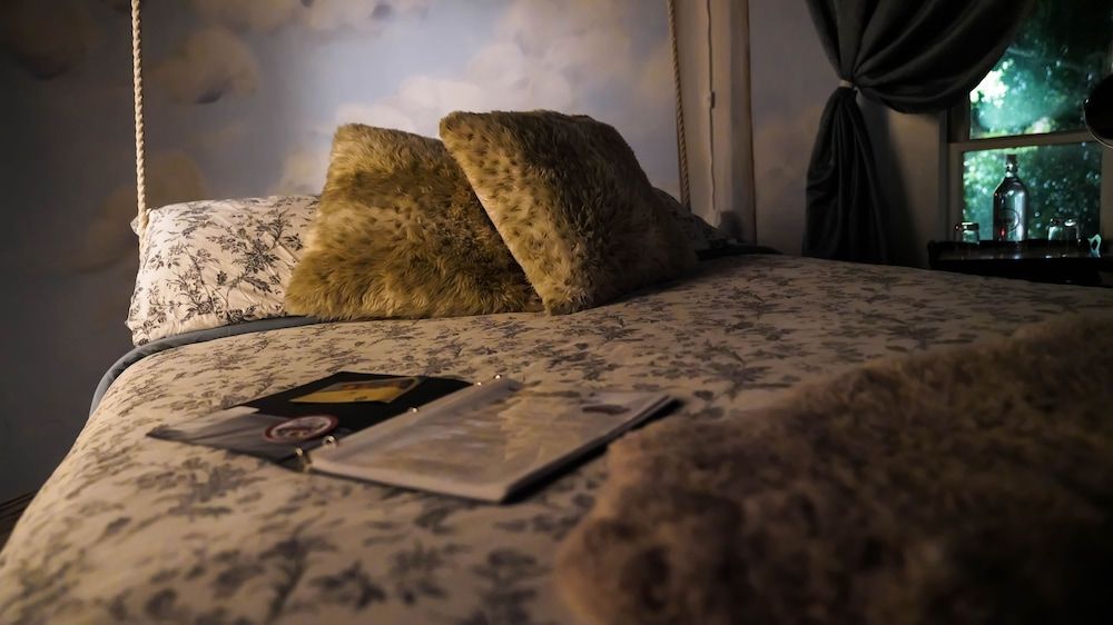 Isetta Inn (Boutique Inn) The Sacred Tower Room with Swing Bed and Shared Bath 6