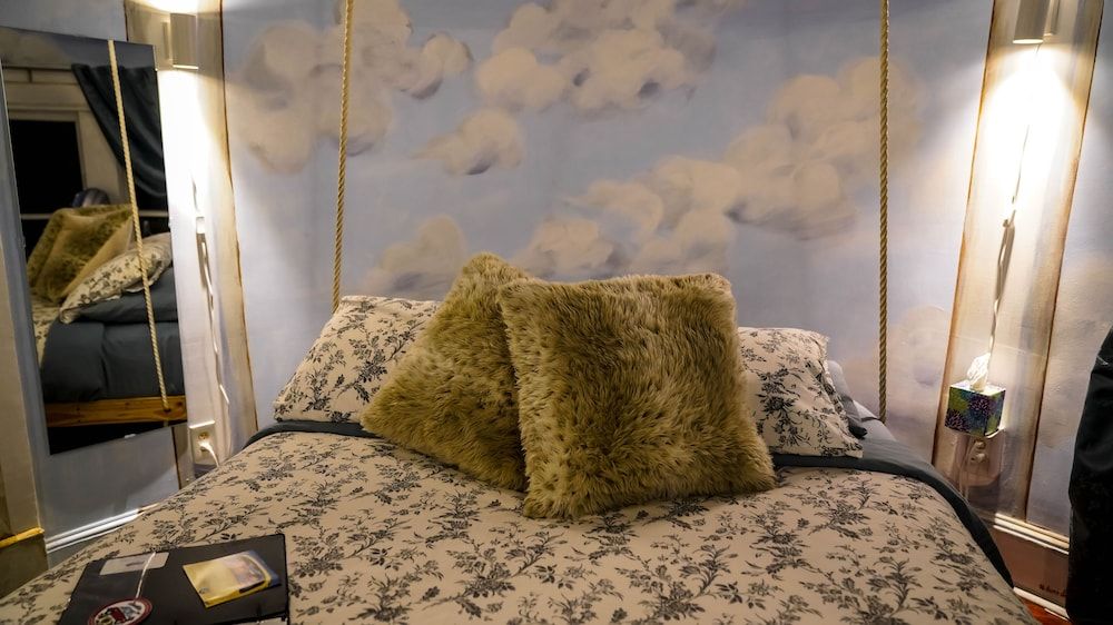 Isetta Inn (Boutique Inn) The Sacred Tower Room with Swing Bed and Shared Bath 2