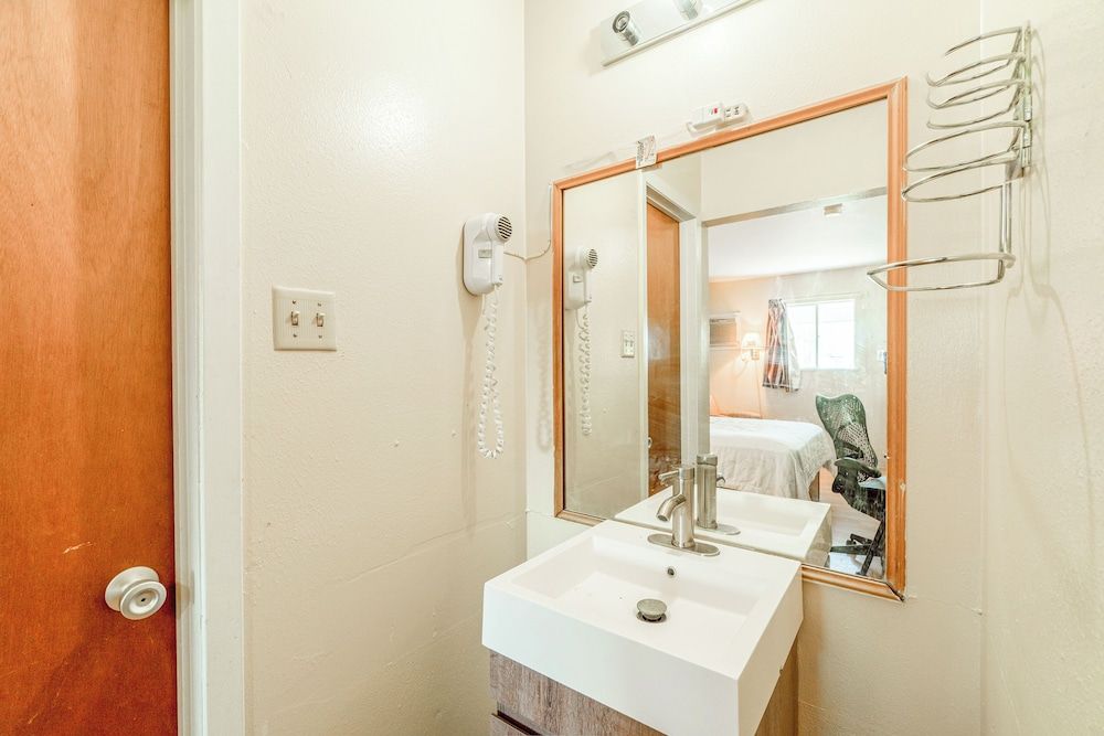 Capital O American Inn Colorado City I-20 Queen Bed Smoking 4