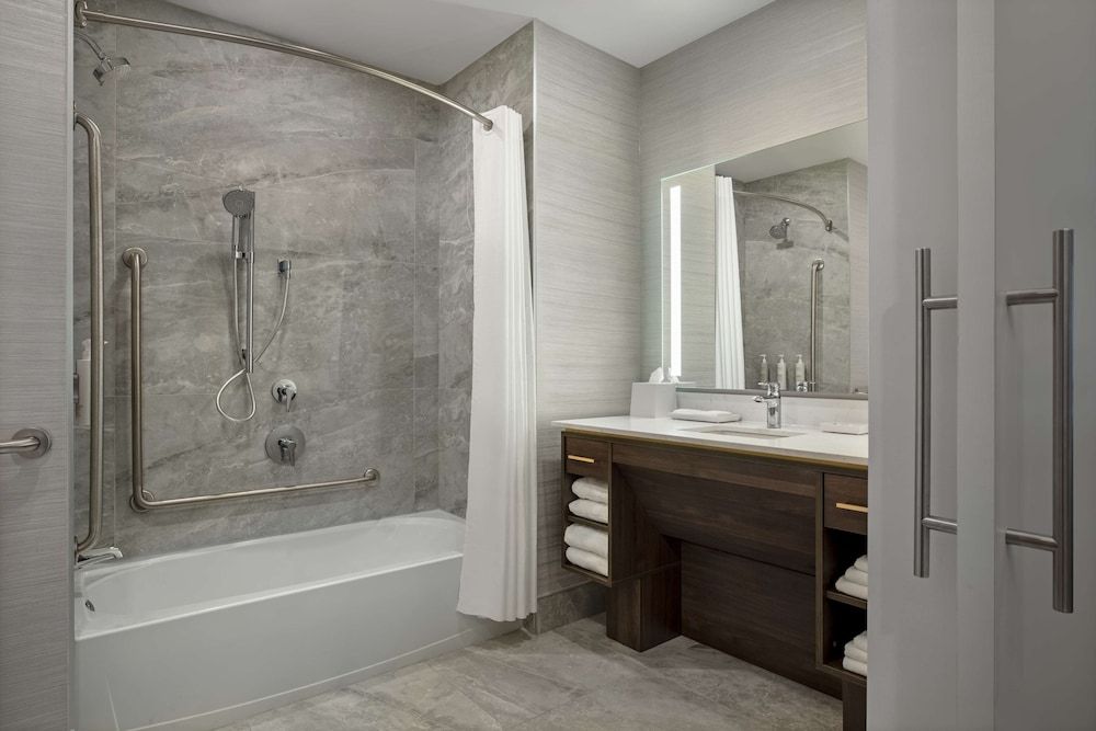 Suite, 1 Queen Bed, Accessible, Bathtub