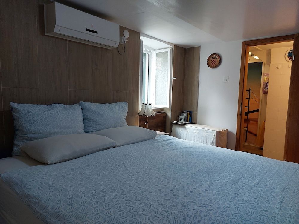undefined Cozy En-suite Rm on Dumanica 10
