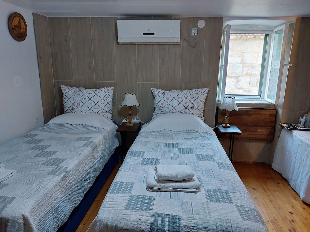 undefined Cozy En-suite Rm on Dumanica 9