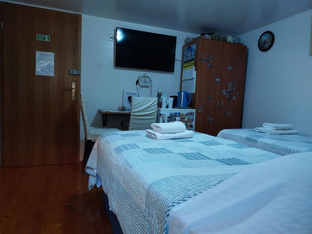 Cozy En-suite Rm on Dumanica Comfort Double or Twin Room 9