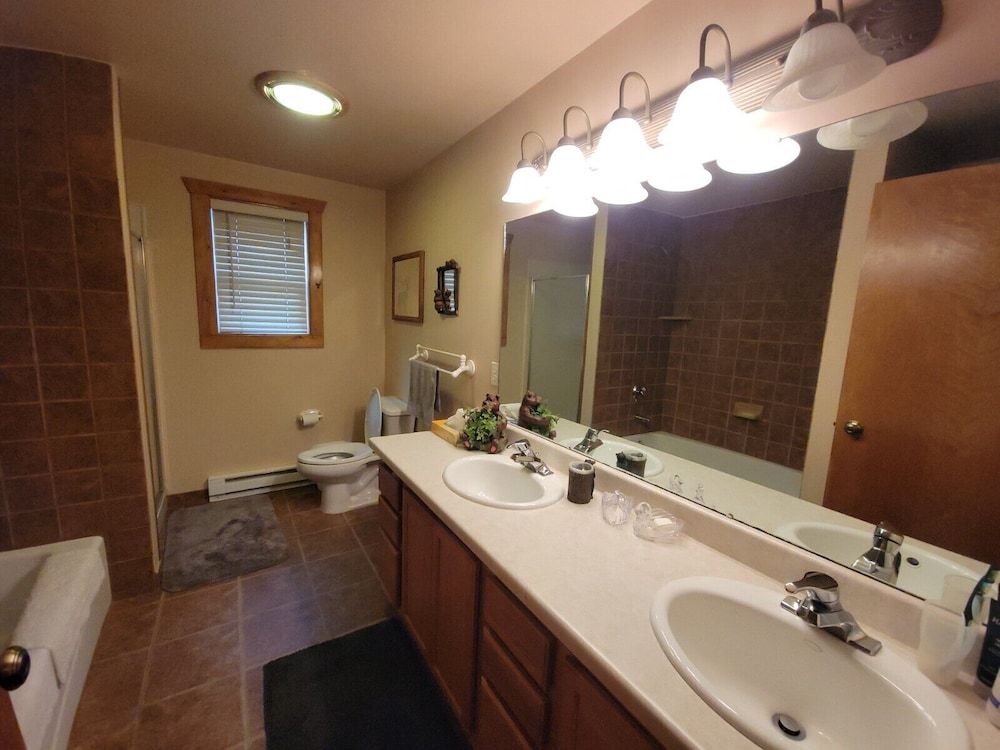 Wagon Wheel Hotel Cozy Rustic Cabin 7 3