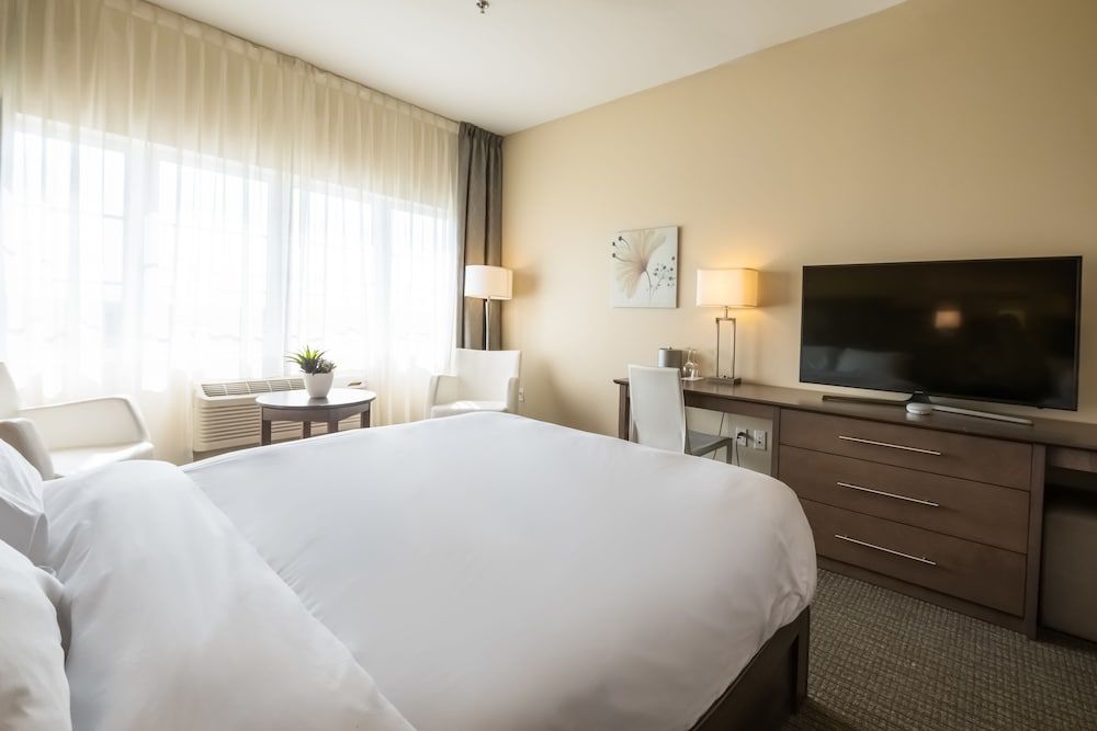 Imperia Hotel & Suites Terrebonne Standard Room, 1 Queen Bed 3