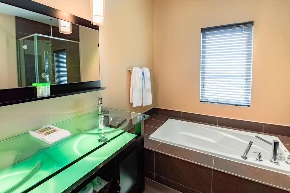 Imperia Hotel & Suites Terrebonne Suite, Studio-loft Style, 1King Bed and Sofabed 5