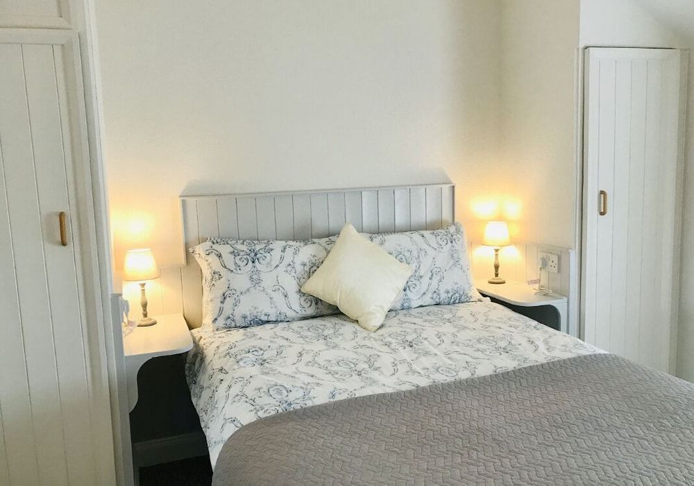 Arden House Double Room, Shared Bathroom