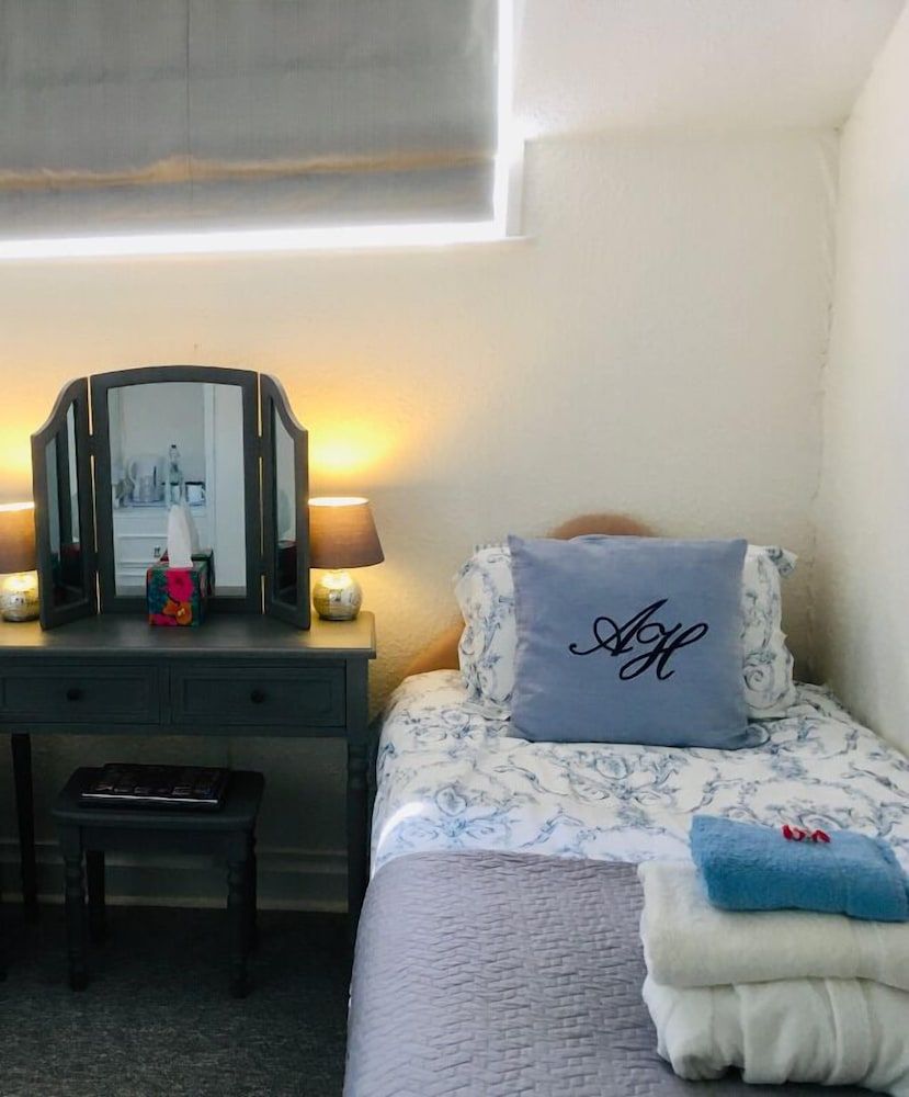 Arden House Twin Room, Shared Bathroom 2