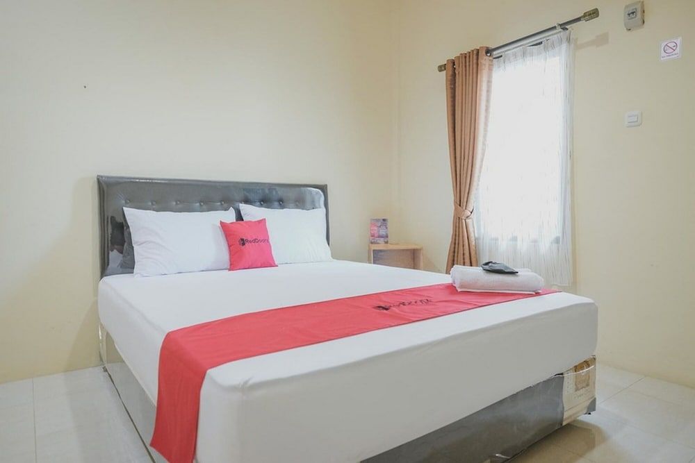 Double Room (RedDoorz)